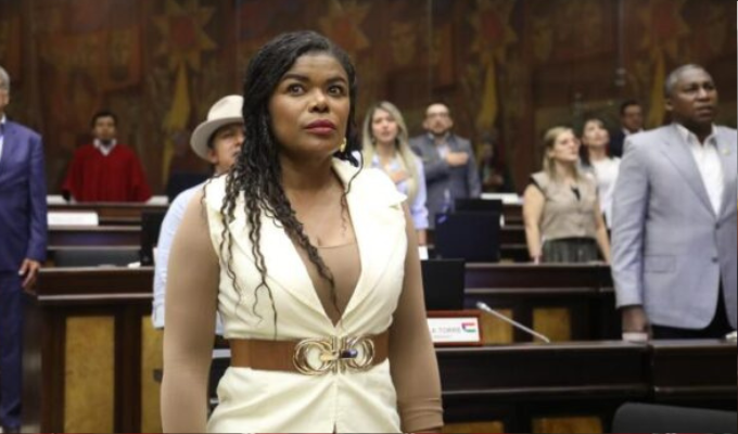 Cabezas desata críticas: “la gente pobre no tiene qué administrar”