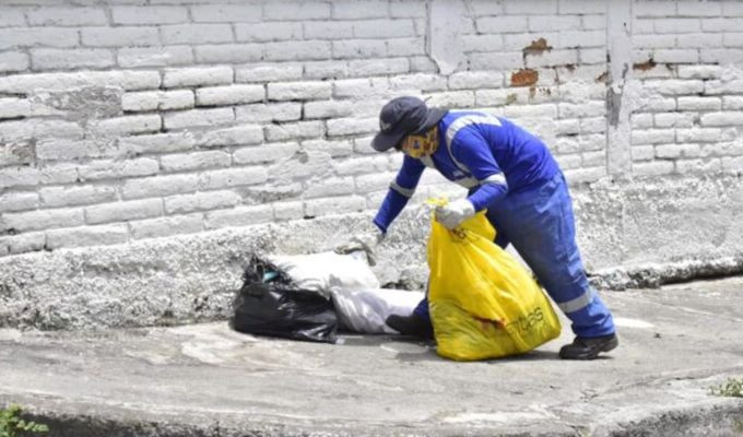 Toque de queda pone en aprietos la basura en Quito
