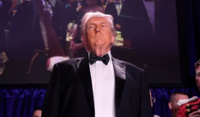 Trump y Melania salen protegidos tras tiroteo afuera de la cena