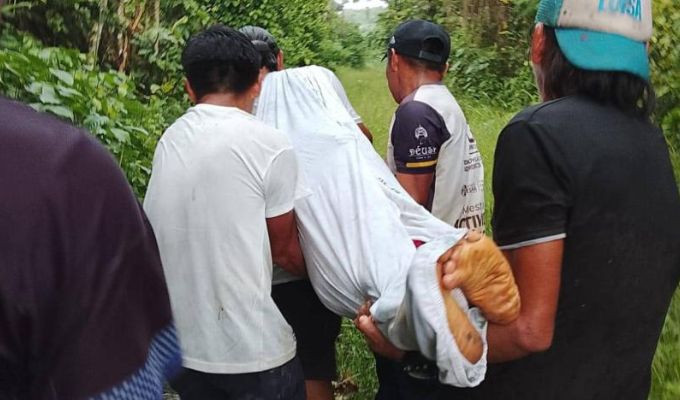 Embarazada fue cargada en sábanas por falta de camilla