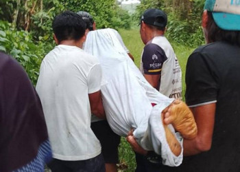 Embarazada fue cargada en sábanas por falta de camilla