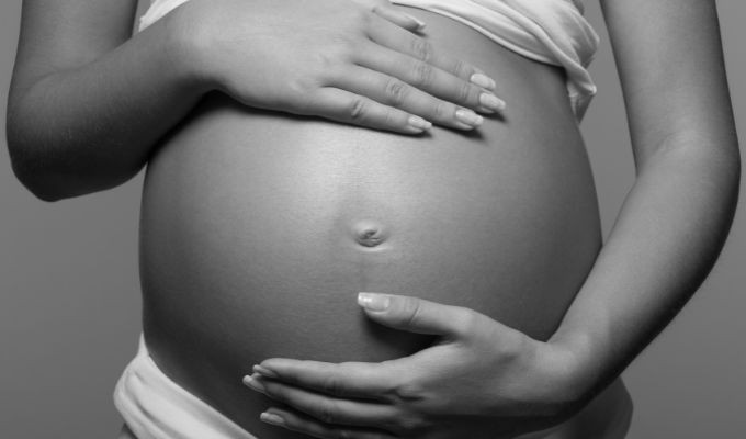 Embarazadas y madres lactantes evitarán multas electorales en Ecuador