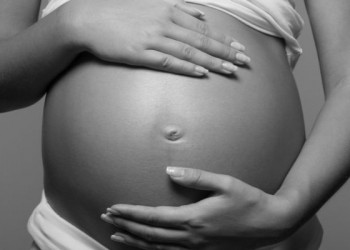 Embarazadas y madres lactantes evitarán multas electorales en Ecuador