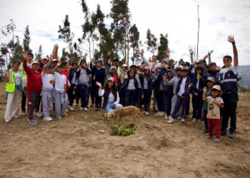 Minga ambiental llena de vida al estadio 10 de Agosto