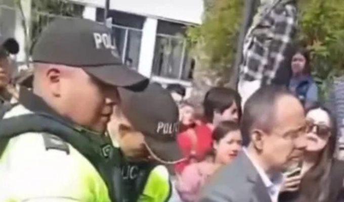 Protesta en la Universidad de Cuenca por visita de la vicepresidenta