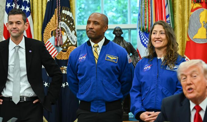 Un gesto incómodo en la Casa Blanca opacó homenaje a los astronautas