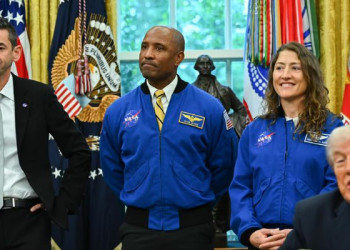 Un gesto incómodo en la Casa Blanca opacó homenaje a los astronautas