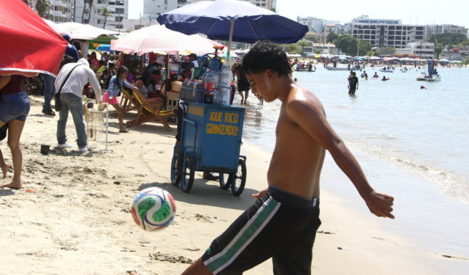 Santa Elena arrancó el feriado con playas llenas y llegada de turistas