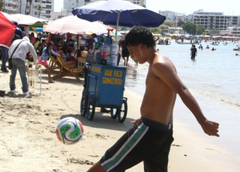 Santa Elena arrancó el feriado con playas llenas y llegada de turistas