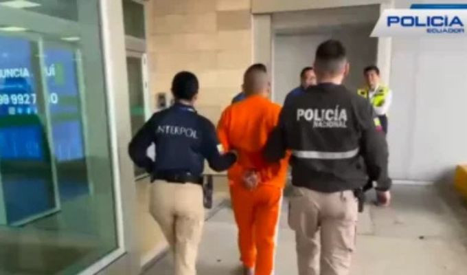 Ecuador entrega a Perú a hombre buscado por homicidio tras alerta roja