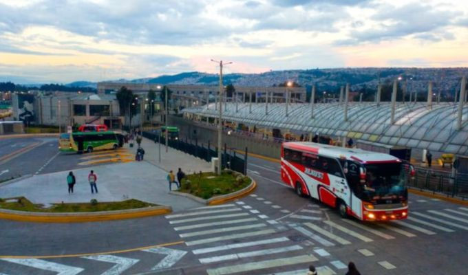Terminales de Quito frenan salidas nocturnas por toque de queda