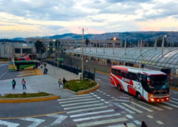 Terminales de Quito frenan salidas nocturnas por toque de queda