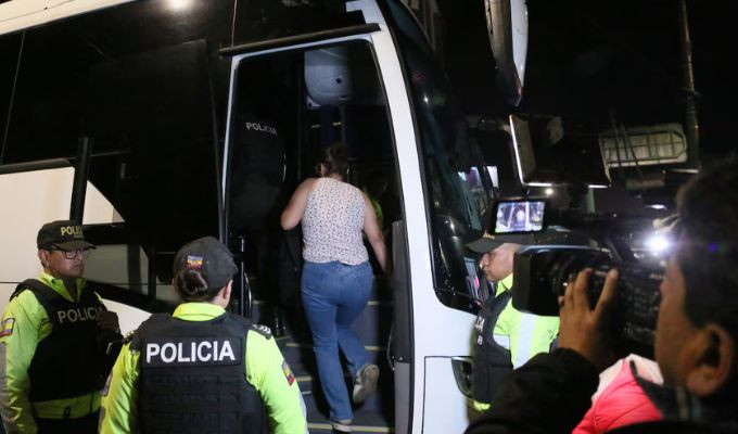 Quito arrancó el toque de queda con persecuciones y 24 detenidos