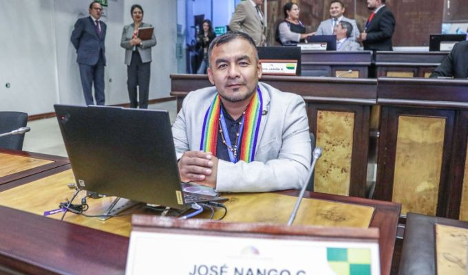 Frases sobre cargos y favores ponen en aprietos a un legislador