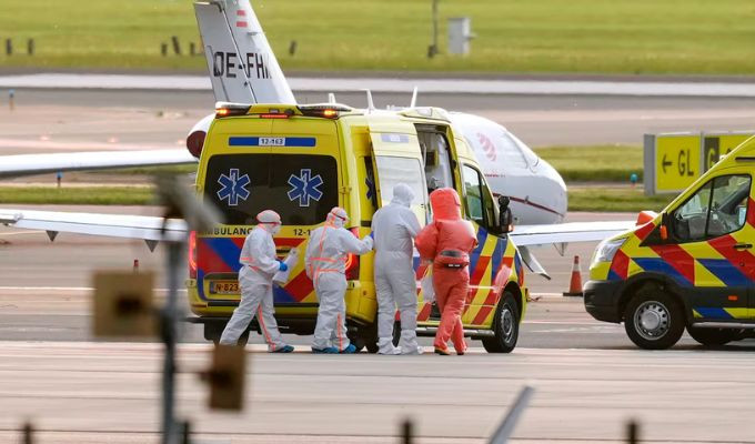 La OMS confirmó un octavo caso y un avión ambulancia quedó detenido