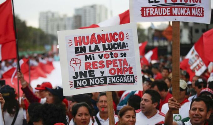 El balotaje en Perú sigue en suspenso mientras crece la pelea