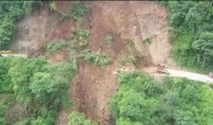 El deslizamiento volvió a cortar una ruta clave entre la Sierra