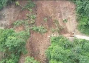 El deslizamiento volvió a cortar una ruta clave entre la Sierra