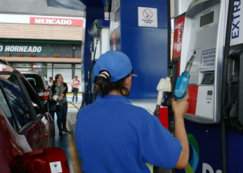 Advierten mano dura por especulación de combustibles en Ecuador
