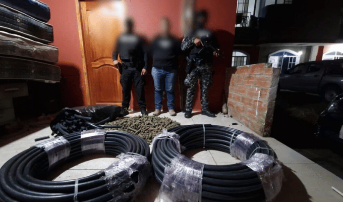Cae sujeto que llevaba marihuana oculta en mangueras en Napo