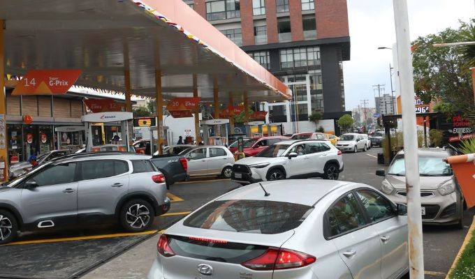 Escasez de gasolina Extra y diésel golpea a varias ciudades de Ecuador