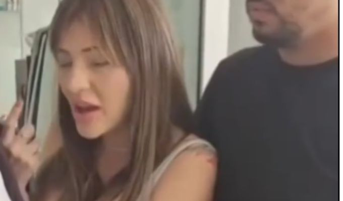 Volvió al salón y apuñaló a su estilista frente a otros clientes