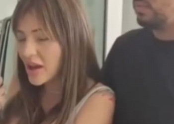 Volvió al salón y apuñaló a su estilista frente a otros clientes