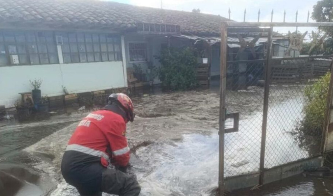 Lluvias desatan aluvión en Aloasí y golpean vías en el cantón Mejía