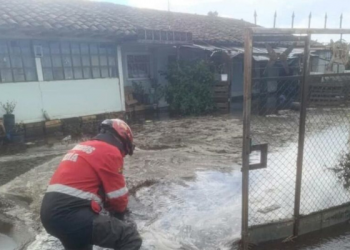 Lluvias desatan aluvión en Aloasí y golpean vías en el cantón Mejía