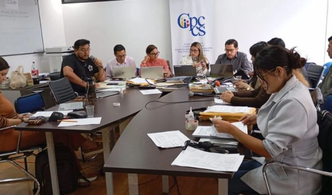 Renuncia mete presión en el concurso para Fiscal General
