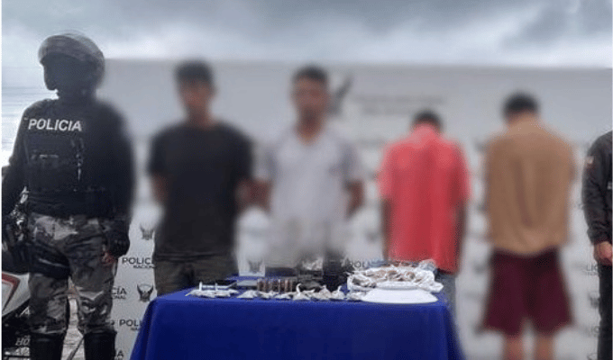 Microtráfico en Quinindé: cuatro aprehendidos y armas halladas