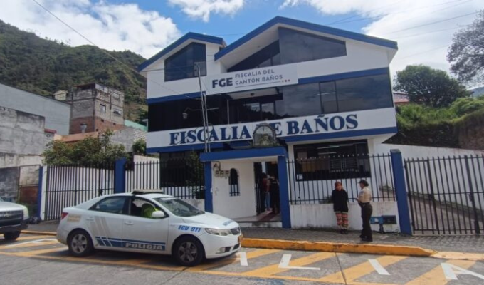 Policías Tras las Rejas Escapa Detenido en Baños