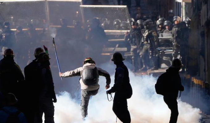 Bolivia arde entre protestas y choques con la policía en La Paz