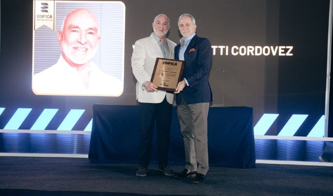 Edifica 2026 premia al presidente de AmbiensA