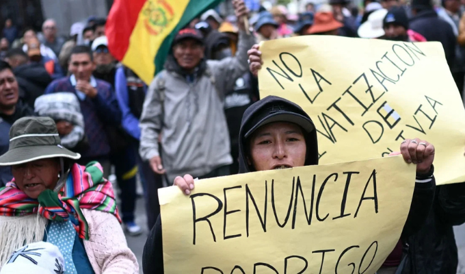 Rodrigo Paz se baja el sueldo en plenas protestas en Bolivia