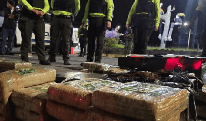 Caen 140 paquetes de presunta marihuana en control vial en Baños