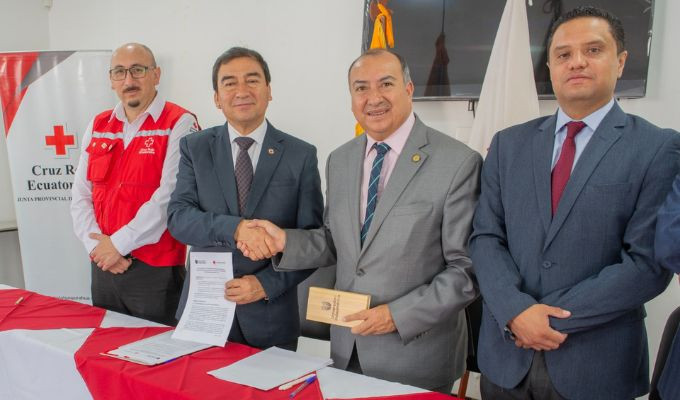 Cruz Roja Ecuatoriana y la UTI firman convenio en Ambato
