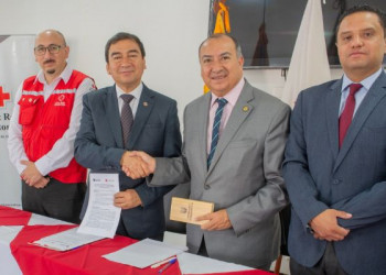 Cruz Roja Ecuatoriana y la UTI firman convenio en Ambato