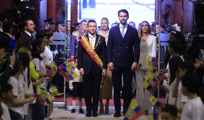 Noboa mete tijera y baja de 14 a 10 los ministerios en Ecuador