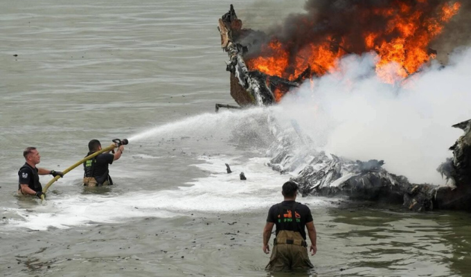 Se desata feroz incendio y arrasa 35 barcos en el puerto de Manta