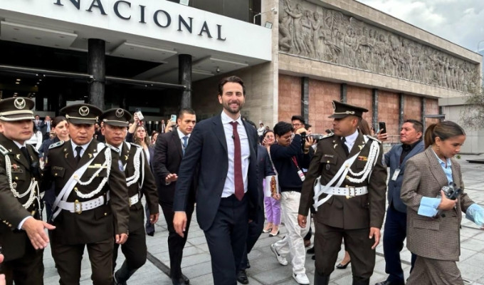 Niels Olsen deja la presidencia de la Asamblea