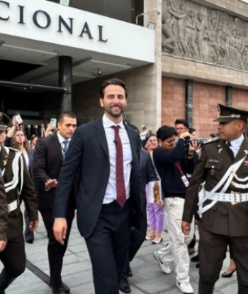 Niels Olsen deja la presidencia de la Asamblea