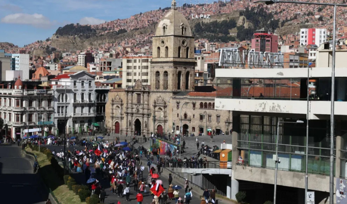 Cinco semanas de bloqueos disparan precios y ponen a Bolivia al límite