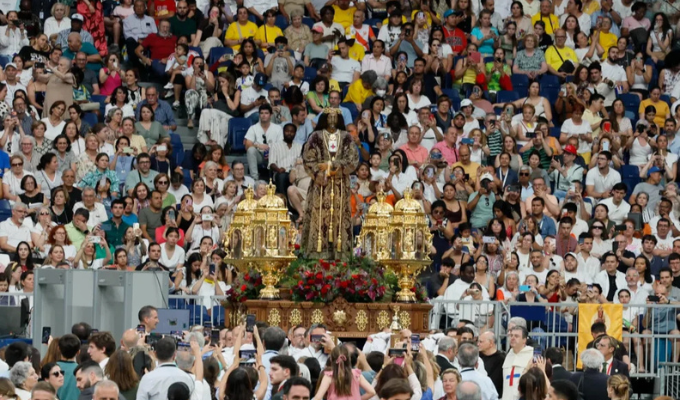 León XIV promete en Madrid una Iglesia segura para víctimas de abusos