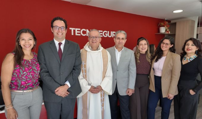 Tecniseguros abre punto exclusivo en la PUCE y acerca seguros de salud