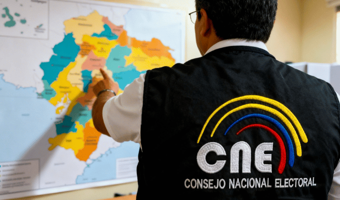 Organizaciones sociales van al CNE por la revocatoria de Daniel Noboa