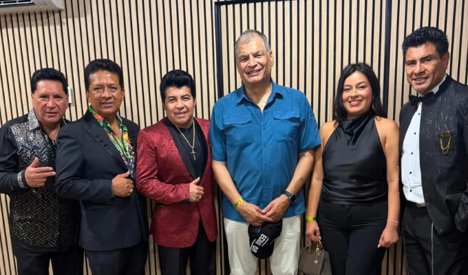 Rafael Correa canta con artistas ecuatorianos en Bélgica
