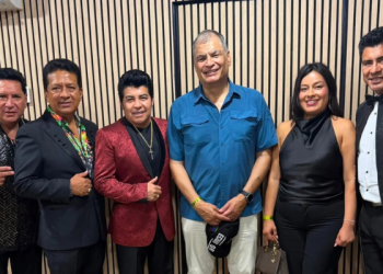 Rafael Correa canta con artistas ecuatorianos en Bélgica