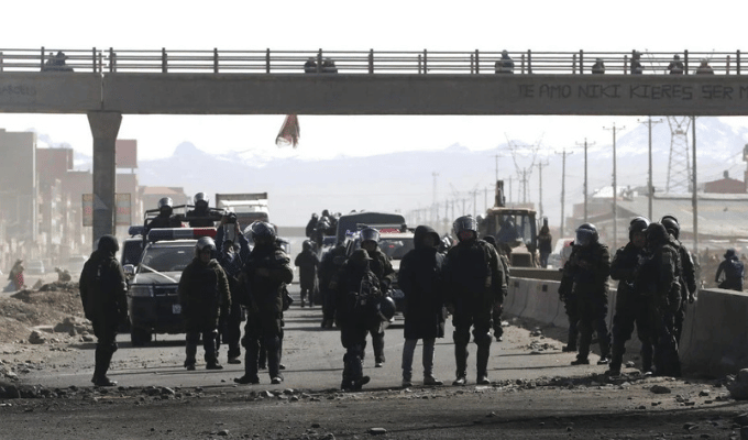 Bolivia sigue atrapada por 27 bloqueos pese al estado de excepción
