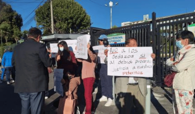 Plantón en el HCAM por separación de tres internos de medicina